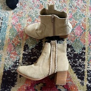 Coconuts Matisse heeled booties “Trina” size 6M